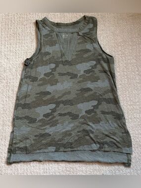 American Eagle Outfitters Olive & Gray Camo V-Notch Tank